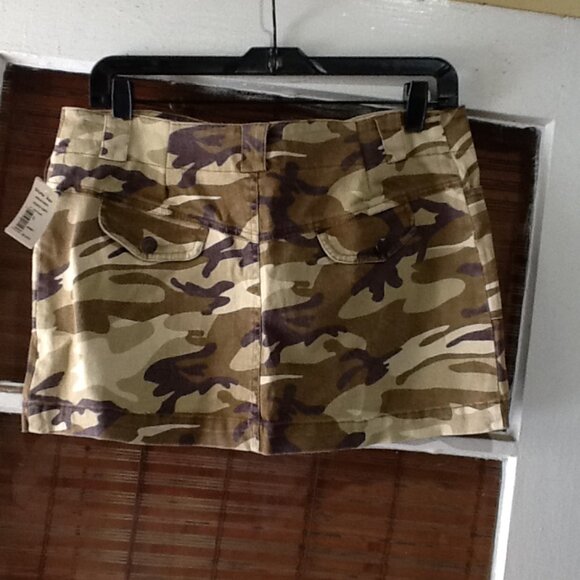 NWT Mini Camo Skirt Size L - Picture 2 of 3